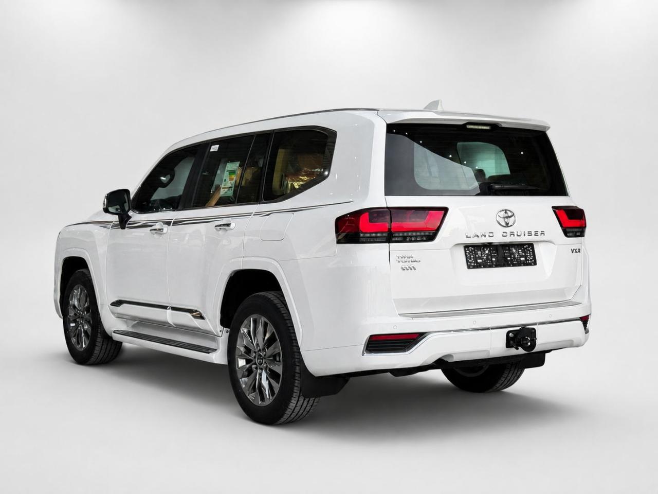 لاند كروزر VXR 2026 داخليه احمر